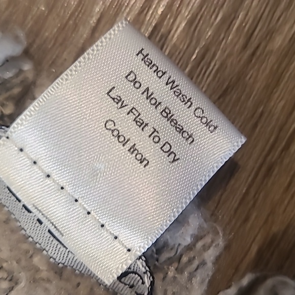 Free With Purchase Large 27x73 Ellen Tracy Scarf Wrap - Picture 4 of 6